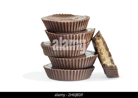 Schokolade Erdnussbutter Tasse Süßigkeiten isoliert auf einem weißen Hintergrund mit leichtem Schatten. Beschneidungspfad enthalten. Stockfoto