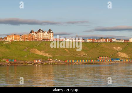 Blick am frühen Morgen auf die Klippen und die Promenade von Whitby in North Yorkshire Stockfoto