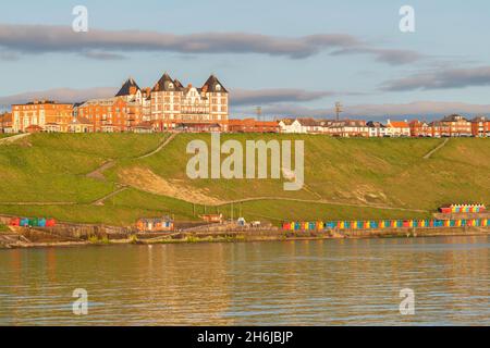 Blick am frühen Morgen auf die Klippen und die Promenade von Whitby in North Yorkshire Stockfoto