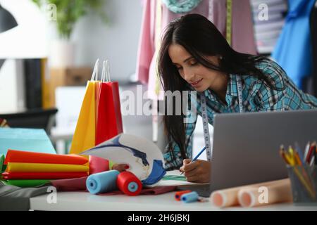 Frau Modedesignerin zeichnet Skizze der neuen Kollektion von Kleidung Stockfoto