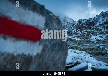almwandern mit einer Almhütte in der schweiz Stockfoto