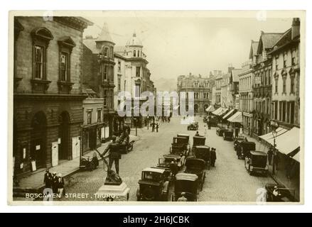 Originalpostkarte aus den frühen 1920er Jahren von Boscawen Street Truro, Cornwall, mit Gedenkstätte zum 1. Weltkrieg, Geschäften, dem Red Lion Hotel (das abgerissen wurde, nachdem ein Lastwagen es getroffen hatte) Autos. Fotografiert von den Opie Studios aus der Coinage Hall. Stockfoto