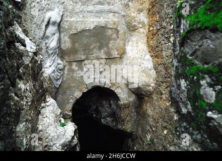 WWI. Friaul Julisch Venetien, Italien. Monfalcone : der italienische Graben 'Joffre'. Es ist nach General Joseph Joffre benannt, der die französische Armee bis zur Schlacht von Verdun (1916) befehligte. Der Graben verband den Bahnhof Monfalcone mit der ersten Linie bei der Quote 121 und der Quote 85. Die Infanteristen stiegen aus dem Truppenzug aus und erreichten in zehn Minuten die Hölle der ersten Linie. Der Eingang der 'Grotta Vergine' (jungfräuliche Galerie). Es handelt sich um eine Karsthöhle, die entdeckt wurde, als der Graben im Bau war. Es wurde in einen sicheren Schutz verwandelt, der vor dem Feuer des Feindes geschützt war. Über dem Eingang kann man s Stockfoto