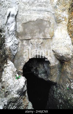 WWI. Friaul Julisch Venetien, Italien. Monfalcone : der italienische Graben 'Joffre'. Es ist nach General Joseph Joffre benannt, der die französische Armee bis zur Schlacht von Verdun (1916) befehligte. Der Graben verband den Bahnhof Monfalcone mit der ersten Linie bei der Quote 121 und der Quote 85. Die Infanteristen stiegen aus dem Truppenzug aus und erreichten in zehn Minuten die Hölle der ersten Linie. Der Eingang der 'Grotta Vergine' (jungfräuliche Galerie). Es handelt sich um eine Karsthöhle, die entdeckt wurde, als der Graben im Bau war. Es wurde in einen sicheren Schutz verwandelt, der vor dem Feuer des Feindes geschützt war. Über dem Eingang kann man s Stockfoto