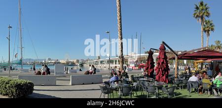 MALAGA, SPANIEN - 17. Jan 2019: Malaga, Spanien: Muelle One and Two, der wunderschön restaurierte zentrale Hafen, liegt im Zentrum der Stadt auf einem hellen Winz Stockfoto