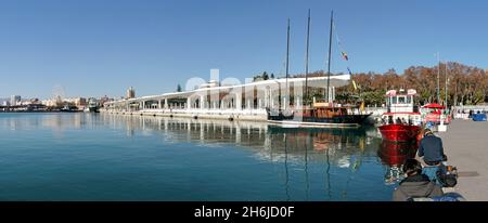 MALAGA, SPANIEN - 17. Jan 2019: Malaga, Spanien: Muelle One and Two, der wunderschön restaurierte zentrale Hafen, liegt im Zentrum der Stadt auf einem hellen Winz Stockfoto