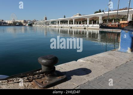 MALAGA, SPANIEN - 17. Jan 2019: Malaga, Spanien: Muelle One and Two, der wunderschön restaurierte zentrale Hafen, liegt im Zentrum der Stadt auf einem hellen Winz Stockfoto