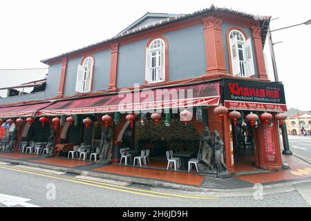 Ein Ladenlokal an der Kreuzung von Serangoon Road und Morris Road mit dem Restaurant Khansama a a tandoori in Little India, Singapur. Stockfoto