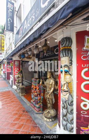 Der Vorplatz oder die Fassade eines Geschäftshauses an der Serangoon Road in Little India mit einem Asian Arts & Crafts-Shop in Singapur. Stockfoto