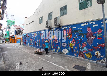 Graffiti oder Wandbemalung in zentraler Lage in einer kleinen Seitenstraße zwischen Hindoo Road und Baboo Lane an der Serangoon Road in Little India, Singapur. Stockfoto