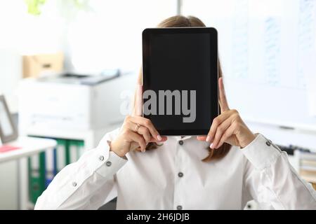 Intelligente Geschäftsfrau, die am modernen Arbeitsplatz sitzt und bedeckt Stockfoto