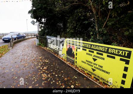 Antiirische Grenzplakate zwischen Strabane (NI) und Lifford (ROI), die den Fluss Foyle überqueren. Stockfoto