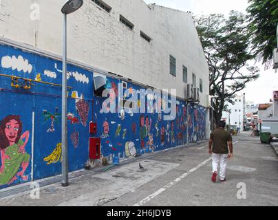 Graffiti oder Wandbemalung in zentraler Lage in einer kleinen Seitenstraße zwischen Hindoo Road und Baboo Lane an der Serangoon Road in Little India, Singapur. Stockfoto