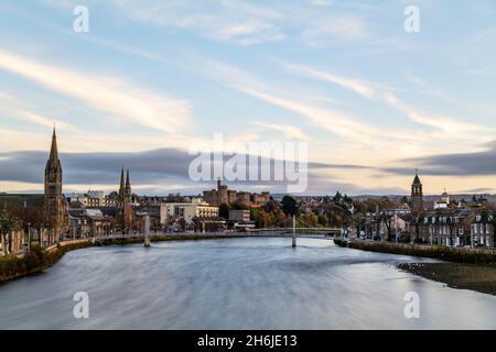 INVERNESS, HIGHLANDS, SCHOTTLAND - 15. NOVEMBER 2021: Dies ist der Blick entlang des Flusses Ness zum Schloss in Inverness, Highlands, Schottland am 15. November Stockfoto