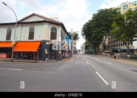 Alte Ladenhäuser an der Kreuzung von Serangoon Road und Rowell Road im Little India Viertel von Singapur. Stockfoto