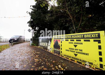 Antiirische Grenzplakate zwischen Strabane (NI) und Lifford (ROI), die den Fluss Foyle überqueren. Stockfoto