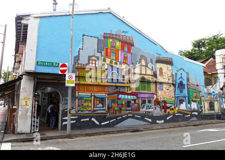 Graffiti an den Wänden eines Gebäudes in der Desker Road an der Serangoon Road in Little India, Singapur. Stockfoto