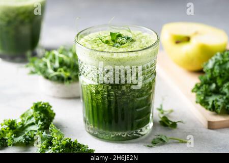 Entgiftung Von Grünem Smoothie Mit Grünkale In Der Glasansicht Stockfoto