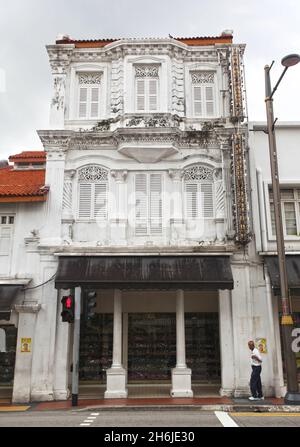 Ein altes weißes, dreistöckiges Ladengebäude an der Serangoon Road mit einem Schild für das Mustafa Center in Little India, Singapur. Stockfoto