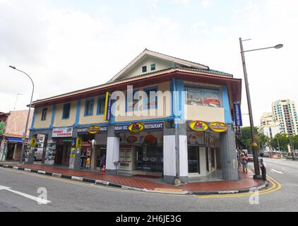 Ein Ladenlokal an der Kreuzung von Serangoon Road und Syed Alwi Road mit einem indischen vegetarischen Restaurant A B Mohamed im Little India von Singapur. Stockfoto