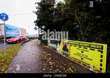 Antiirische Grenzplakate zwischen Strabane (NI) und Lifford (ROI), die den Fluss Foyle überqueren. Stockfoto