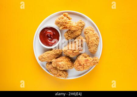 Tief Gebratene Hühnerflügel Auf Platte Isoliert Auf Gelbem Hintergrund Draufsicht Stockfoto