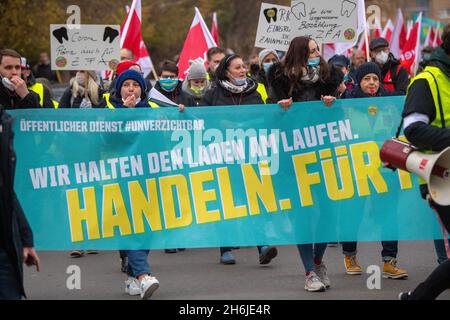 Greifswald, Deutschland. November 2021. Mitarbeiter der Universitätsmedizin Greifswald (UMG) gehen bei einem Warnstreik vor der Universitätsmedizin Greifswald durch. Der Streik ist eine Reaktion der Gewerkschaft auf die aktuellen Tarifverhandlungen für die Beschäftigten im öffentlichen Dienst der Staaten. Quelle: Stefan Sauer/dpa/Alamy Live News Stockfoto