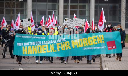 Greifswald, Deutschland. November 2021. Mitarbeiter der Universitätsmedizin Greifswald (UMG) gehen bei einem Warnstreik vor der Universitätsmedizin Greifswald durch. Der Streik ist eine Reaktion der Gewerkschaft auf die aktuellen Tarifverhandlungen für die Beschäftigten im öffentlichen Dienst der Staaten. Quelle: Stefan Sauer/dpa/Alamy Live News Stockfoto