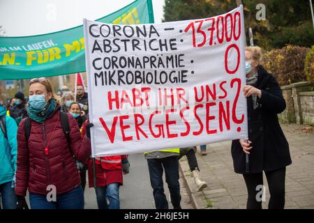 Greifswald, Deutschland. November 2021. Mitarbeiter der Universitätsmedizin Greifswald (UMG) gehen bei einem Warnstreik vor der Universitätsmedizin Greifswald durch. Der Streik ist eine Reaktion der Gewerkschaft auf die aktuellen Tarifverhandlungen für die Beschäftigten im öffentlichen Dienst der Staaten. Quelle: Stefan Sauer/dpa/Alamy Live News Stockfoto