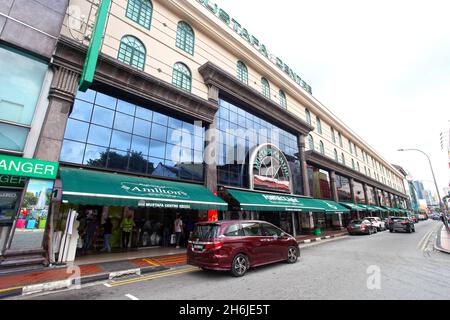 Mustafa Centre, an der Syed Alwi Road in Little India, einem der 24-Stunden-Einkaufszentren Singapurs, mit geparkten Autos vor dem Hotel. Stockfoto