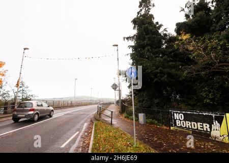 Antiirische Grenzplakate zwischen Strabane (NI) und Lifford (ROI), die den Fluss Foyle überqueren. Stockfoto