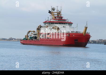 Harwich, Großbritannien. November 2021. Der RRS Sir David Attenborough, ein polares Forschungsschiff für den British Antarctic Survey, fährt von Harwich auf seine Jungfernfahrt in die Antarktis. Kredit: Eastern Views/Alamy Live Nachrichten Stockfoto