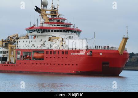 Harwich, Großbritannien. November 2021. Der RRS Sir David Attenborough, ein polares Forschungsschiff für den British Antarctic Survey, fährt von Harwich auf seine Jungfernfahrt in die Antarktis. Kredit: Eastern Views/Alamy Live Nachrichten Stockfoto