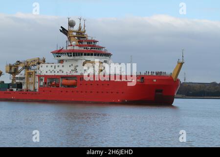 Harwich, Großbritannien. November 2021. Der RRS Sir David Attenborough, ein polares Forschungsschiff für den British Antarctic Survey, fährt von Harwich auf seine Jungfernfahrt in die Antarktis. Kredit: Eastern Views/Alamy Live Nachrichten Stockfoto