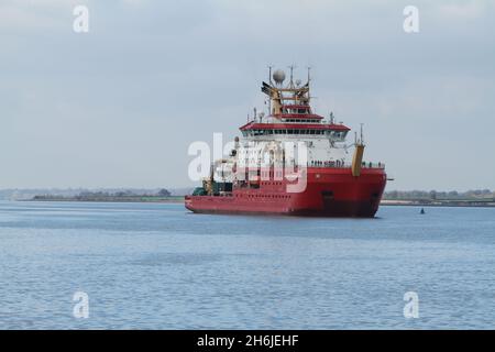 Harwich, Großbritannien. November 2021. Der RRS Sir David Attenborough, ein polares Forschungsschiff für den British Antarctic Survey, fährt von Harwich auf seine Jungfernfahrt in die Antarktis. Kredit: Eastern Views/Alamy Live Nachrichten Stockfoto