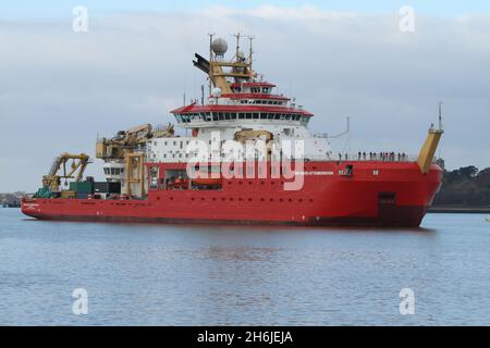 Harwich, Großbritannien. November 2021. Der RRS Sir David Attenborough, ein polares Forschungsschiff für den British Antarctic Survey, fährt von Harwich auf seine Jungfernfahrt in die Antarktis. Kredit: Eastern Views/Alamy Live Nachrichten Stockfoto