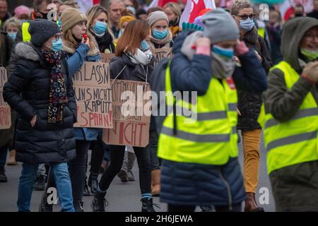 Greifswald, Deutschland. November 2021. Mitarbeiter der Universitätsmedizin Greifswald (UMG) gehen bei einem Warnstreik vor der Universitätsmedizin Greifswald durch. Der Streik ist eine Reaktion der Gewerkschaft auf die aktuellen Tarifverhandlungen für die Beschäftigten im öffentlichen Dienst der Staaten. Quelle: Stefan Sauer/dpa/Alamy Live News Stockfoto