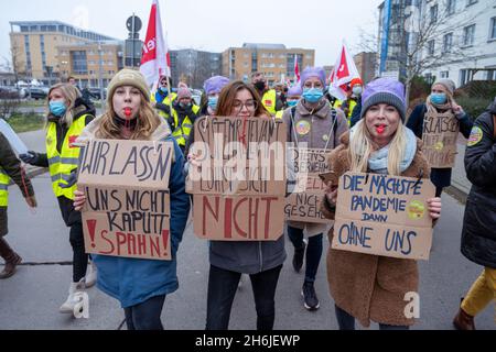 Greifswald, Deutschland. November 2021. Mitarbeiter der Universitätsmedizin Greifswald (UMG) gehen bei einem Warnstreik vor der Universitätsmedizin Greifswald durch. Der Streik ist eine Reaktion der Gewerkschaft auf die aktuellen Tarifverhandlungen für die Beschäftigten im öffentlichen Dienst der Staaten. Quelle: Stefan Sauer/dpa/Alamy Live News Stockfoto