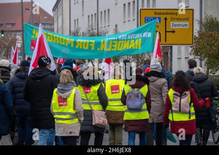 Greifswald, Deutschland. November 2021. Mitarbeiter der Universitätsmedizin Greifswald (UMG) gehen bei einem Warnstreik vor der Universitätsmedizin Greifswald durch. Der Streik ist eine Reaktion der Gewerkschaft auf die aktuellen Tarifverhandlungen für die Beschäftigten im öffentlichen Dienst der Staaten. Quelle: Stefan Sauer/dpa/Alamy Live News Stockfoto