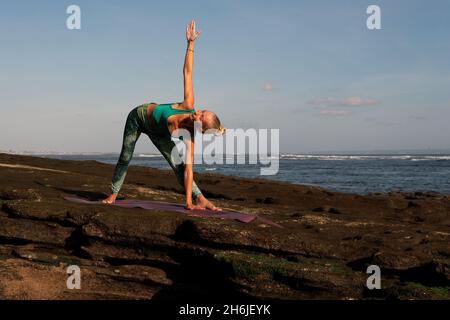 Schöne Frau, die Yoga macht. bali Stockfoto