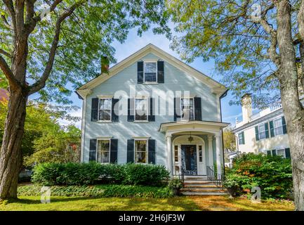 Typisches Haus im lokalen Stil mit hellblau gestrichenen Klapptafel in Woodstock, Vermont, New England, USA Stockfoto