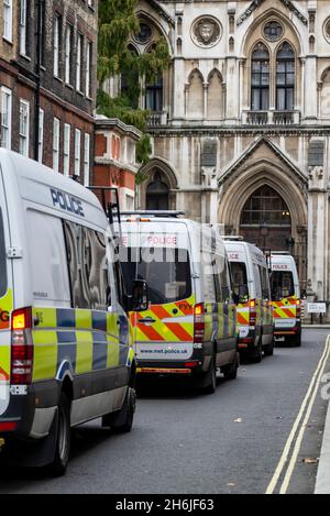 Reihe von Polizeiwagen, Rise and Rebel march, Extinction Rebellion, London, Großbritannien. November 2021 Stockfoto