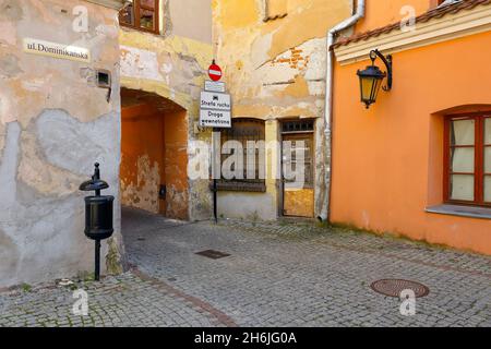 Lublin, Polen - 11. September 2021: Die alten Mietshäuser auf der gepflasterten Straße befinden sich in der Altstadt. Es gibt keine Menschen oder vehic Stockfoto
