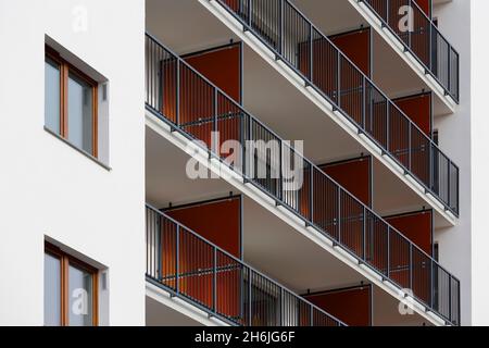Warschau, Polen - 20. Oktober 2021: Teil des Mehrfamilienhauses mit Fassade und Balkonen. Es ist ein zeitgemäßes, neu gebautes Gebäude für ma Stockfoto