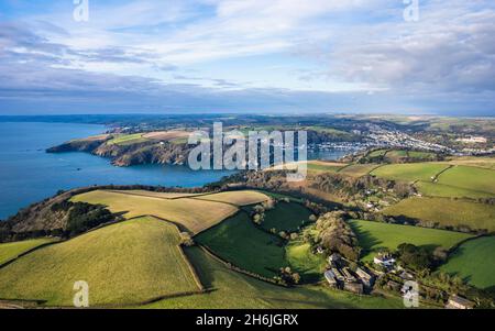 River Dart und Felder in Herbstfarben über Kingswear und Dartmouth von einer Drohne, Devon, England, Europa Stockfoto