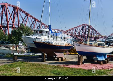 Ikonische Forth Railway Bridge, Blick südlich vom Yachthafen in North Queensferry, Fife und Kinross, Schottland, großbritannien Stockfoto