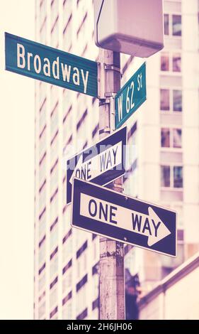 Einbahnige Verkehrsschilder an der Broadway Road, Farbtonung angewendet, selektiver Fokus, New York City, USA. Stockfoto