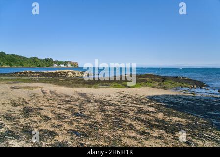 Blick Richtung Osten entlang des Aberdour Black Sands Beach, in Richtung Aberdour Harbour. Vierte Mündung. Fife Coast, Coastal, Path, Fife and Kinross, Schottland, vereinigtes Königreich Stockfoto