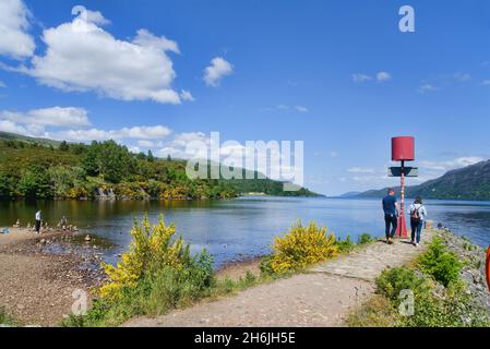 Paar, die Loch Ness von der Südküste in Fort Augustus, Caledonian Canal, Boats, Inverness, Loch Ness, Highland, Schottland, Großbritannien Stockfoto