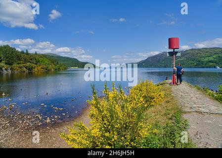 Paar, die Loch Ness von der Südküste in Fort Augustus, Caledonian Canal, Boats, Inverness, Loch Ness, Highland, Schottland, Großbritannien Stockfoto